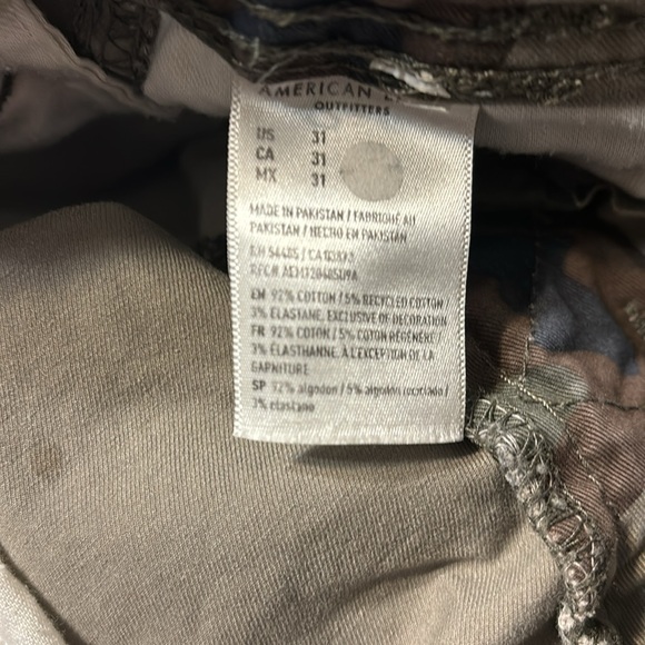 EUC Barely worn AE cargo Camo shorts - Picture 3 of 4